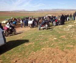 آلاف العائلات السورية عالقة بين براميل الأسد والحدود التركية