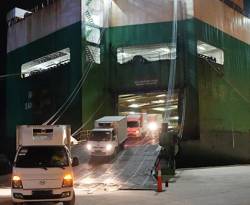 من كوريا الجنوبية.. تفريغ باخرة تحمل 720 سيارة في مرفأ طرطوس