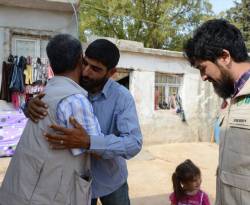 مؤسسة إغاثة تركية تتكفّل بمصاريف عملية جراحية لسوري شبه كفيف