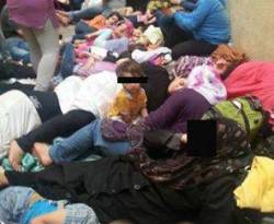 صورة تظهر عائلات سورية وفلسطينية محتجزة من الأمن المصري ...بانتظار ترحيلهم إلى سوريا