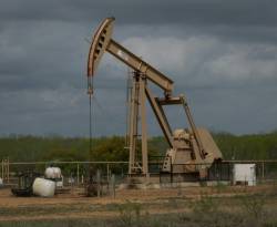 انهيار سعر الخام الأميركي بسبب انخفاض الطلب وامتلاء منشآت التخزين