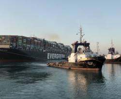 الرياح تعيد السفينة العالقة في قناة السويس إلى وضعها السابق