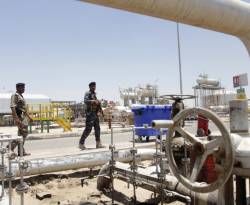 النفط يصعد بدعم انخفاض المخزونات الأمريكية وتوترات الشرق الأوسط