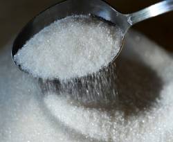 حكومة النظام تطرح مناقصة لشراء واستيراد 80 ألف طن من السكر