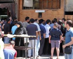 اقتصاديات.. السوريّ بين رحلتين، الخبز والبنزين