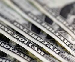 عالمياً: الدولار قرب أدنى مستوى في 14 شهراً متأثراً بتوترات سياسية