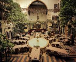 عزيمة لـ 4 أشخاص في مطعم بدمشق القديمة.. كم باتت تكلّف؟