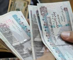 استطلاع يتوقع تراجع العملة المصرية أمام الدولار إلى 18 جنيهاً