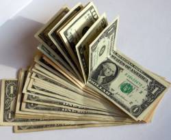 انخفاض بأسعار الدولار يعمّ معظم المناطق السورية