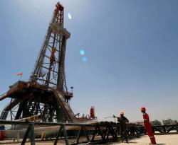 النفط يهبط 2% بفعل مخاوف بشأن الطلب غطت على تخفيضات في الإمدادت