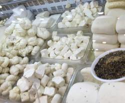 في حماة.. يغشّون الجبنة بالاسمنت الأبيض