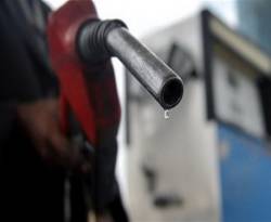 النظام يعتزم رفع سعر تنكة البنزين إلى الضعف