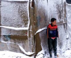 الفقراء في لبنان وسوريا يعانون للنجاة من البرد القارس