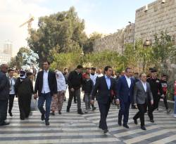 عماد خميس.. ينزل إلى الشارع