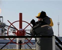 النفط يتراجع بفعل اتفاق سعودي روسي على زيادة الإنتاج