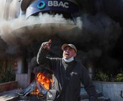 محتجون لبنانيون يضرمون النار ويحطمون بنوكاً في بيروت