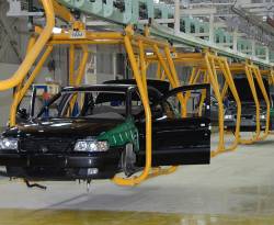 النظام يدمر سيارات السوريين ويستورد من إيران وروسيا