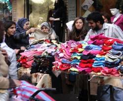 الشرطة وأصحاب المحلات، شركاء.. حرب على بسطات السوريين وبالتهم