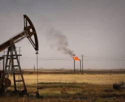 أسعار النفط تعوض بعض خسائرها لكن مخاوف تخمة المعروض مستمرة
