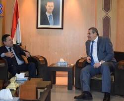 انظروا كيف يجلس الوزير أمام الصناعي المقرب من بشار الأسد..!