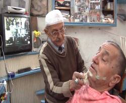 بسبب ظروف الحرب.. مهنة الحلاق الجوال تعود إلى ريف حمص الشمالي