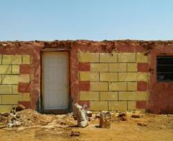 بتكلفة 625 دولار للمسكن الواحد.. قرية طينية 