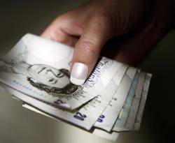 الاسترليني يستقر قرب أعلى مستوى في 3 أسابيع أمام الدولار واليورو