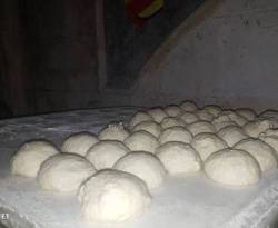 خبز أهالي الوعر.. الأرز والحُمّص مكونات تحد من النقص الشديد في الطحين