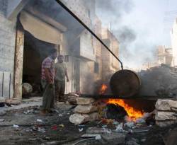 بعدما حرمهم الحصار من المحروقات.. أهالي حلب يصنعون المازوت من البلاستيك