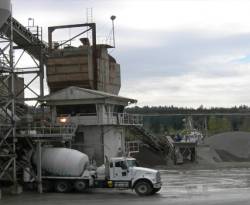 النظام يصحو فجأة على وجود فاسدين.. ويبدأ من الإسمنت