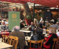 محللو مقاهي الأسد يتحسرون على خسارة الطبقة الوسطى