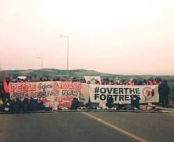 في اليونان.. مهاجرون يقطعون طريقاً سريعاً، ومحليون يطالبون بنقلهم