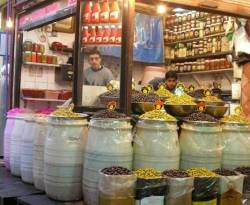 أسعار بعض المواد التموينية والزيتون في سوق باب سريجة بدمشق