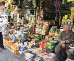 في دمشق.. موائد الطعام تحمل آثار الحرب