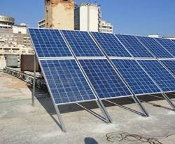 خدمة لأحد رجال الأعمال.. السبب وراء فرض رسوم على استيراد ألواح الطاقة الشمسية