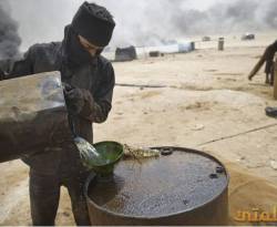 الدولة الإسلامية تواصل ضخ النفط السوري رغم الضربات الأمريكية