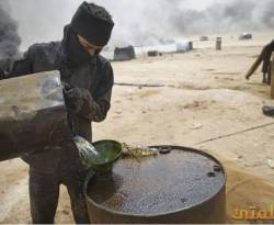 الدولة الإسلامية تواصل ضخ النفط السوري رغم الضربات الأمريكية