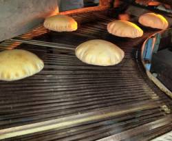 النظام يَعِدْ.. أفران نقالة وبالطاقة الشمسية وفيتامينات للخبز