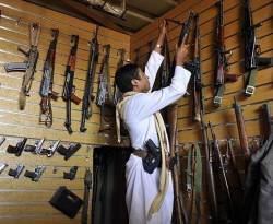 السلاح في اليمن .. 2300 دولار للكلاشنكوف الروسي والأمريكي بضعف الثمن