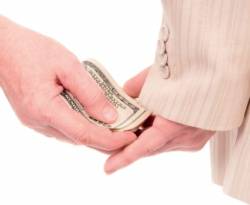 سجن رجل أعمال عماني 15 عاما بسبب تقديم رشى