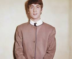 مزاد لبيع خصلة من شعر جون لينون وتوقعات بأن تبلغ قيمتها 10 ألف دولار