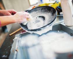 محكمة صينية تفرض على رجل دفع تعويض مالي مقابل الأعمال المنزلية لطليقته