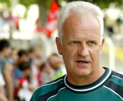 النظام يستقدم مدرباً ألمانياً لكرة القدم براتب 35 ألف دولار شهرياً