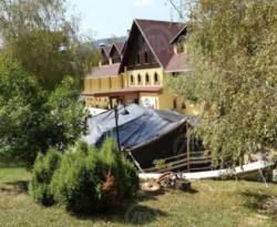 سعودي ينصب خيمته بحديقة فندق في 