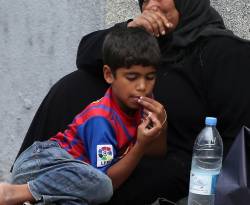 امرأتان تقاومان الجوع ببيع البسكويت في شوارع حلب