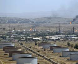 النفط يقلص خسائره بعدما جاءت زيادة المخزونات الأمريكية أقل من التقديرات