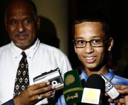 طالب أميركي أوقف لصنعه ساعة اعتقدت الشرطة أنها قنبلة يطالب بـ 15 مليون دولار