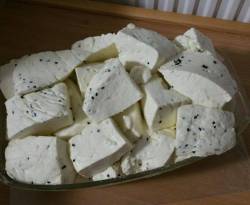 راتب الموظف يكفي لشراء 15 كغ جبنة مسنرة