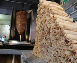 حرب الشاورما.. وزير تجارة النظام يستخدم سلاح التهديد