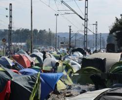 لاجئون عراقيون وسوريون يحبطون احتجاجات مهاجرين آخرين عند الحدود اليونانية